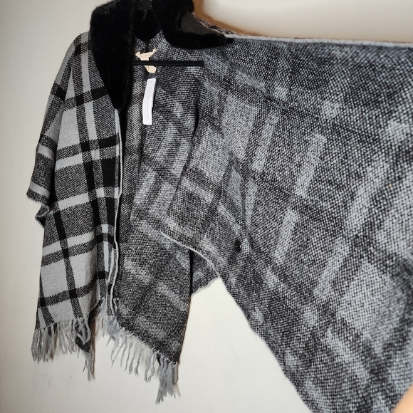 NWT Soft Surroundings Wool Alpaca Blend Black Grey Plaid Poncho Faux Fur Collar - Picture 11 of 16